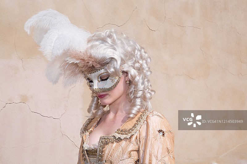 威尼斯狂欢节上的古装女子图片素材