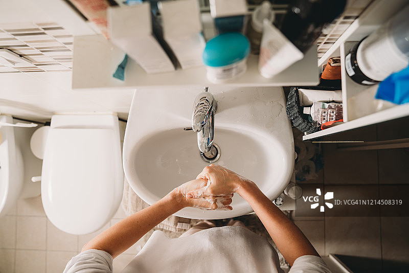 女人在浴室洗手图片素材