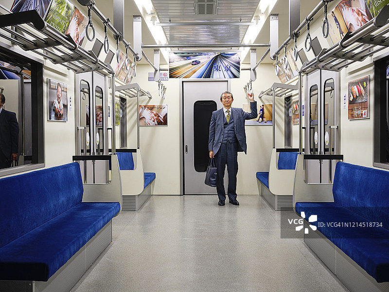日本地铁上的社交距离图片素材
