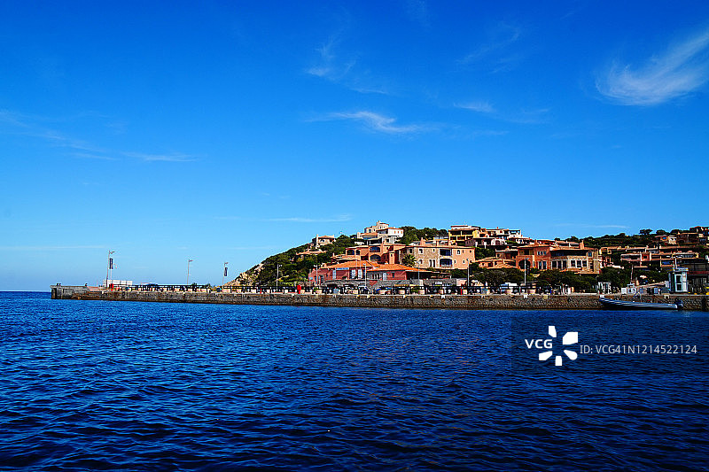 从水上眺望意大利切尔沃港码头图片素材