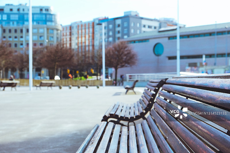 前景为木制长椅的城市景观图片素材