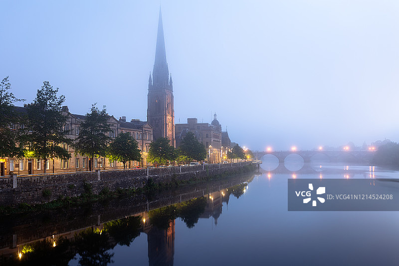 苏格兰珀斯圣马太教堂的雾景图片素材