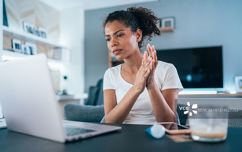 新冠疫情期间的居家办公图片素材