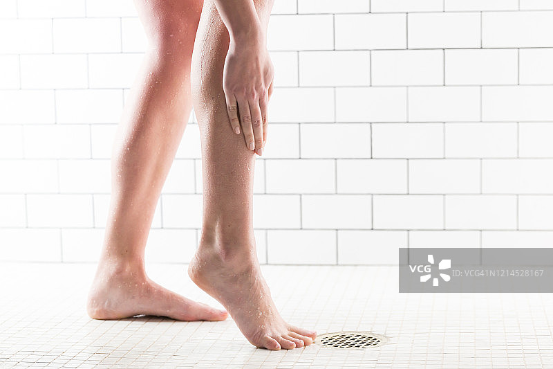 女人在淋浴时用手摩擦腿图片素材