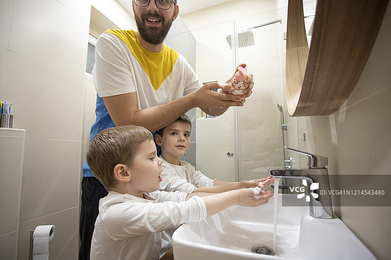 和父亲一起洗手的儿童图片素材