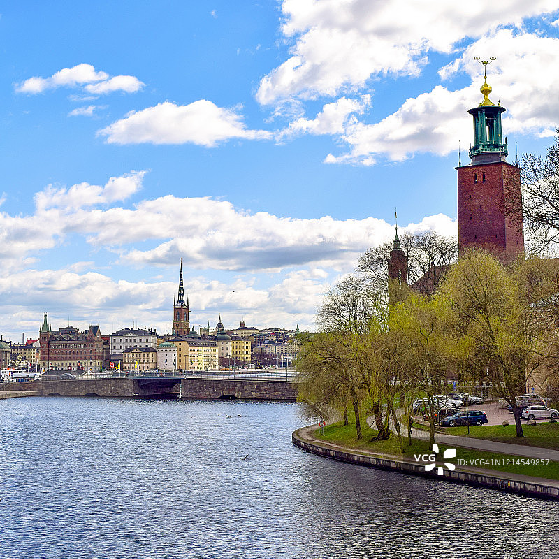 瑞典斯德哥尔摩老城区和市政厅塔楼景观图片素材