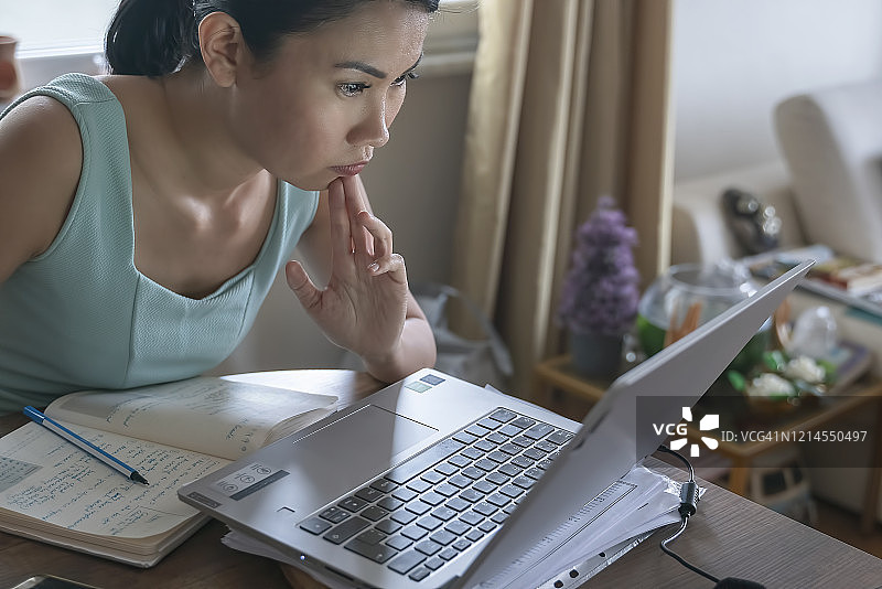 因新冠疫情隔离期间居家工作图片素材