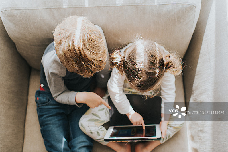 玩平板电脑的孩子们图片素材