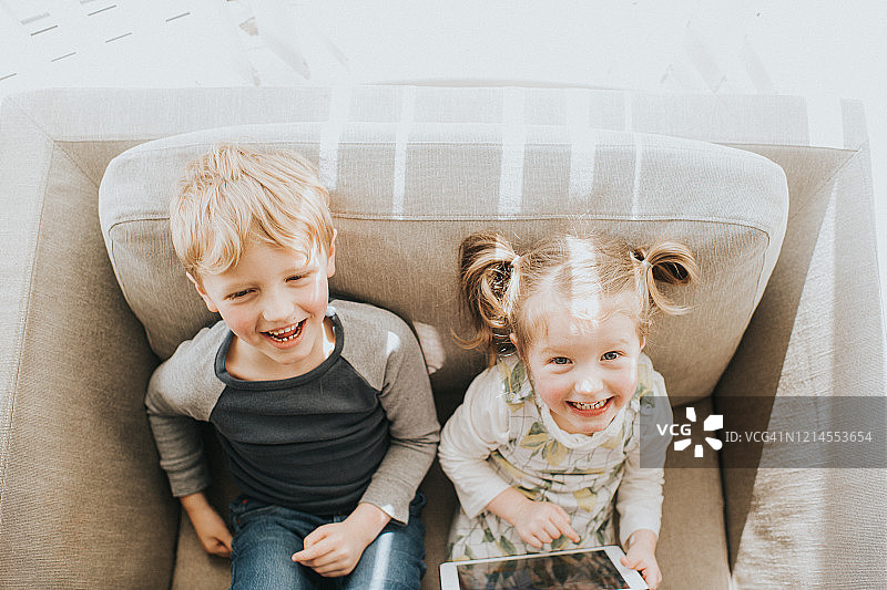 玩平板电脑的孩子们图片素材