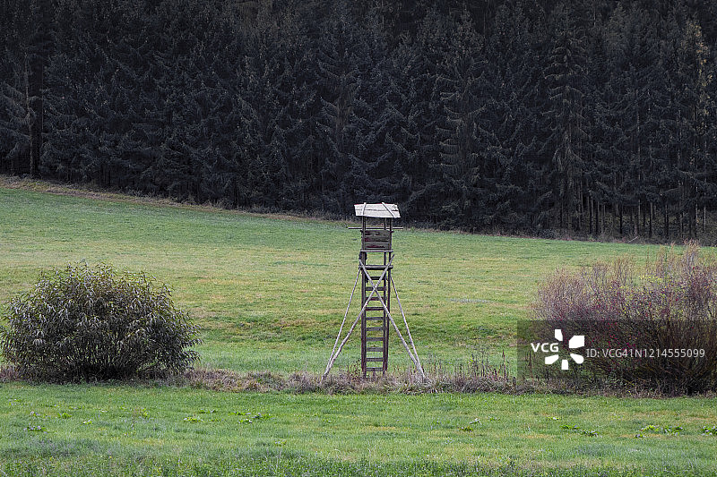 田野里的狩猎盲区图片素材