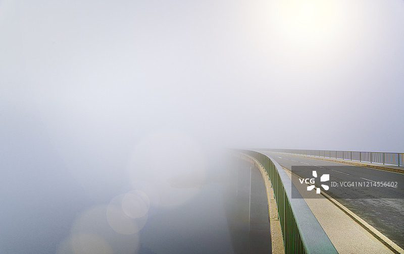 清晨雾中的消失的桥梁图片素材
