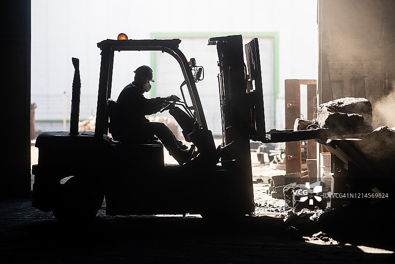 员工在工厂使用叉车图片素材