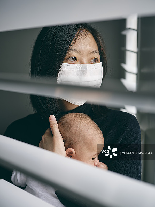 居家隔离的母子图片素材