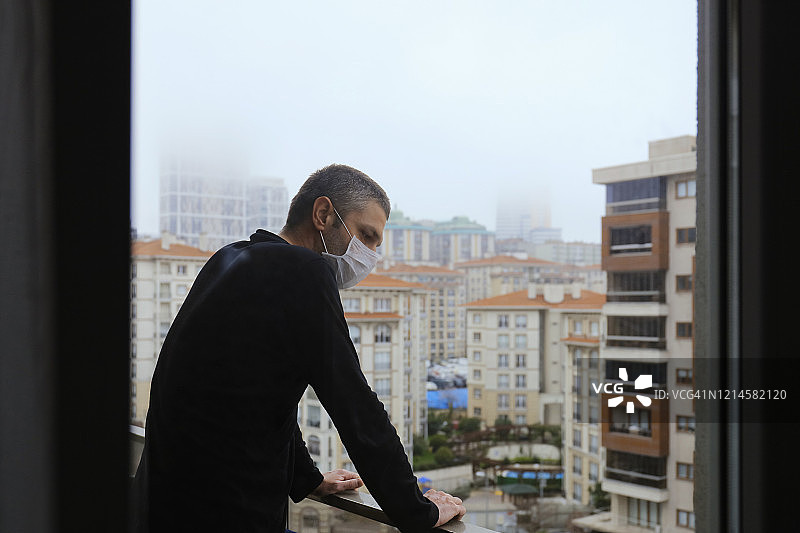 男人使用防护面罩图片素材