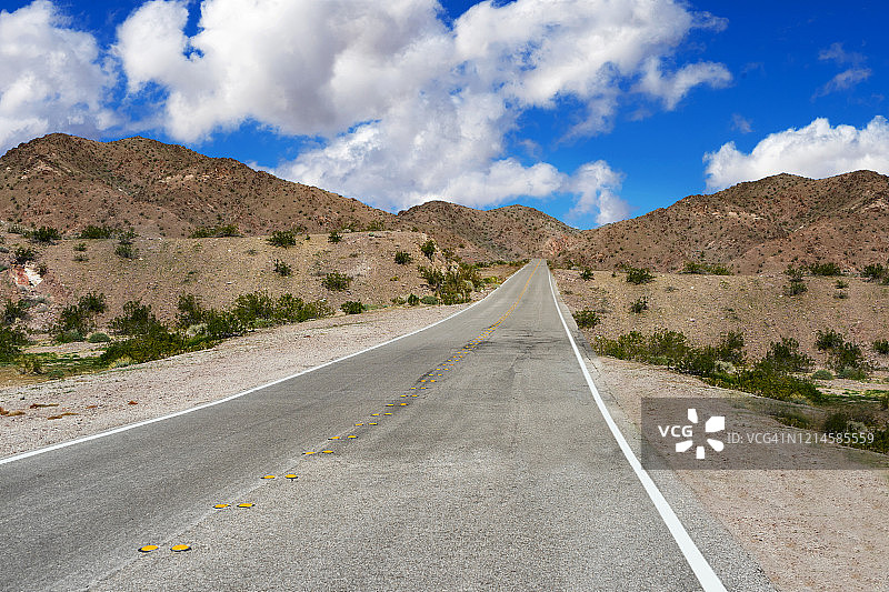 美国内华达州米德湖国家游乐区内的空旷沙漠公路图片素材