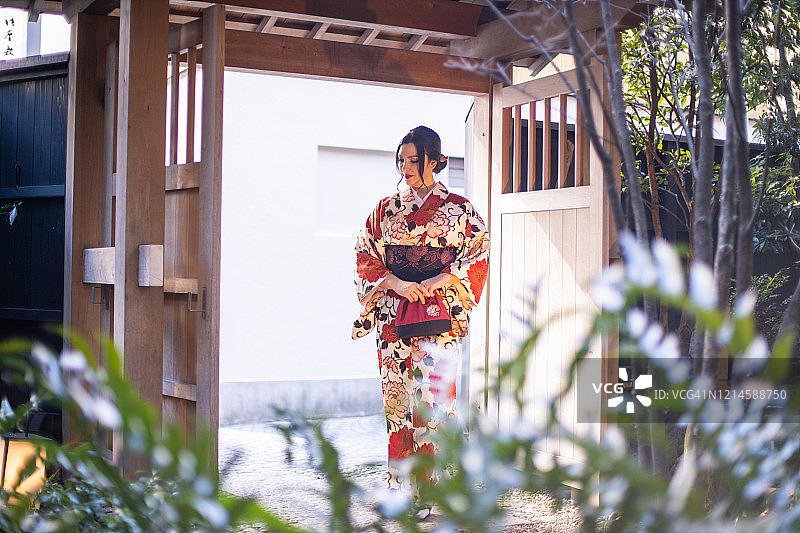 穿着和服的白人女性漫步于日式庭院图片素材
