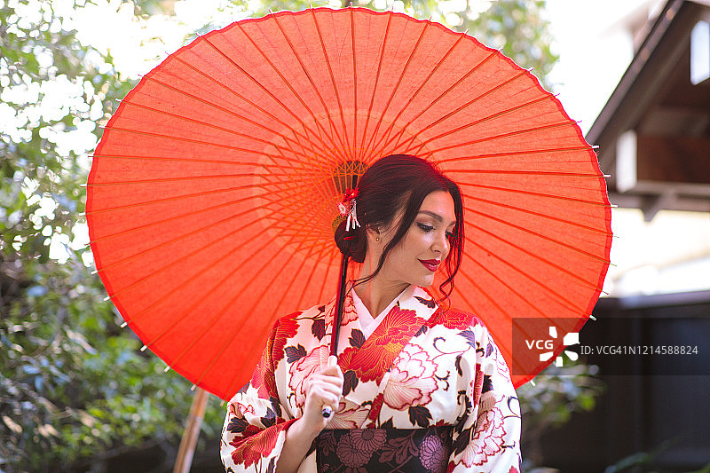 身穿和服、站在日式庭院中的白人女子人像图片素材