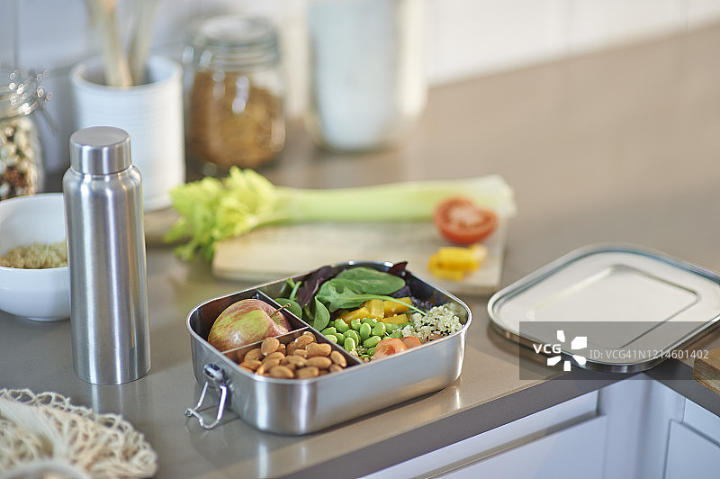无塑料午餐盒和装有纯素食的水瓶图片素材