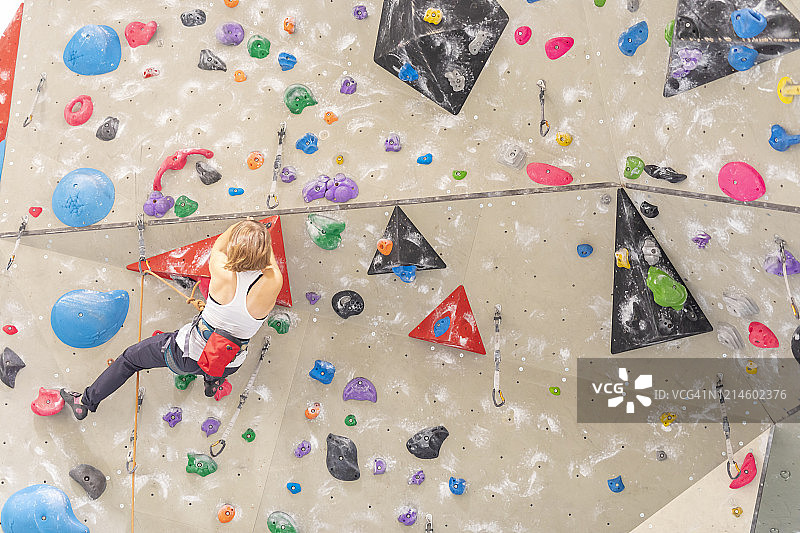 在室内攀岩馆的聋盲残疾女性图片素材