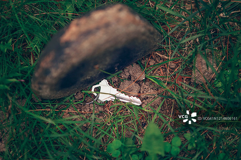 藏在石头下的备用钥匙和房门钥匙图片素材