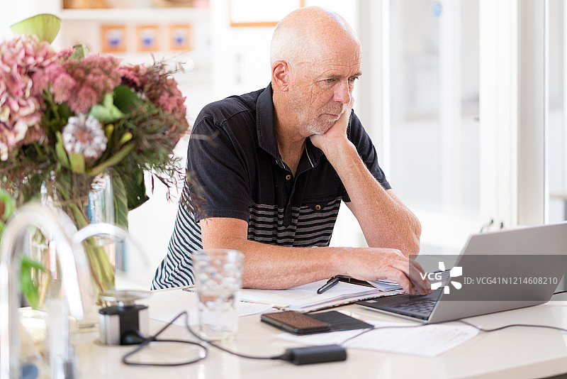 年长的男人参与在线学习图片素材