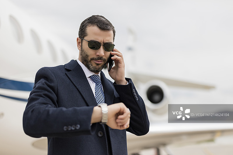 在机场旅行后打电话的商人图片素材