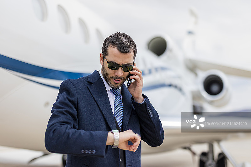 在机场旅行后打电话的商人图片素材