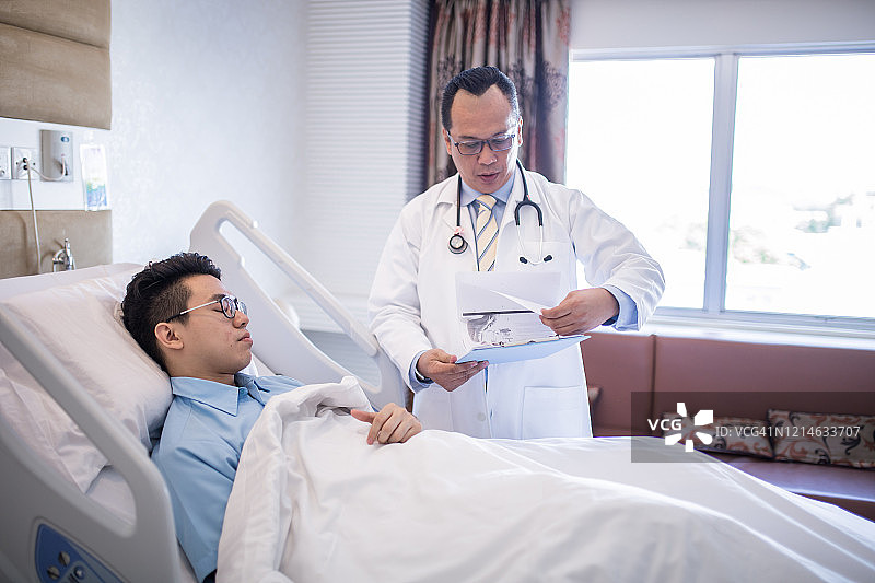 亚洲医生在医院用听诊器检查病人图片素材
