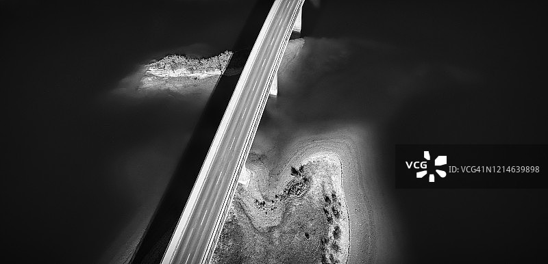 航拍视角：湖上桥梁图片素材