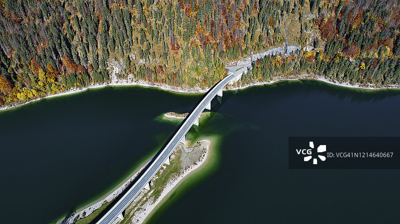 航拍视角：湖上桥梁图片素材