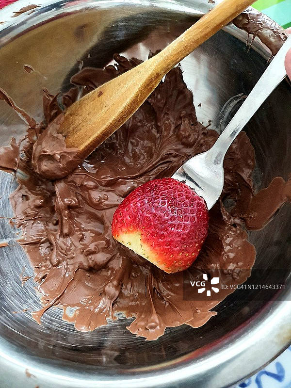 融化巧克力上的新鲜草莓图片素材