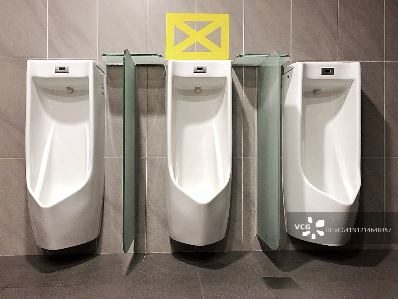 男洗手间的社交距离图片素材