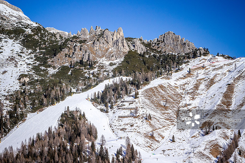 阿拉巴滑雪胜地景色：滑雪场和山脉图片素材