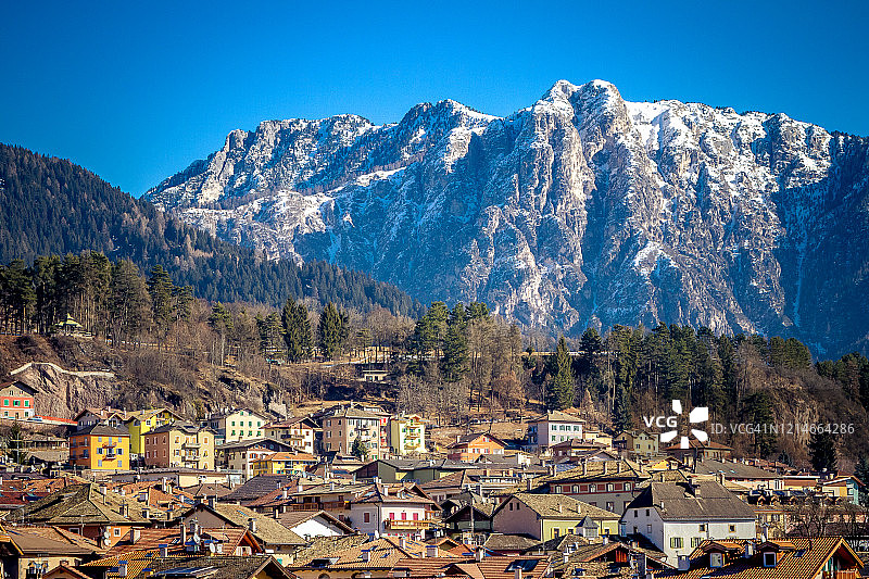 卡瓦莱塞冬季城市风光，菲iemme Valley，特伦蒂诺-上阿迪杰，意大利，欧洲图片素材