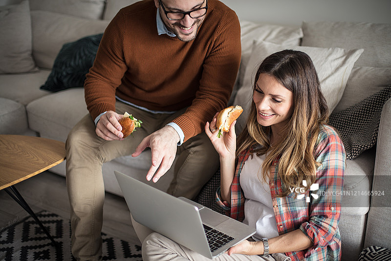 我找到了一部有趣的电影。图片素材