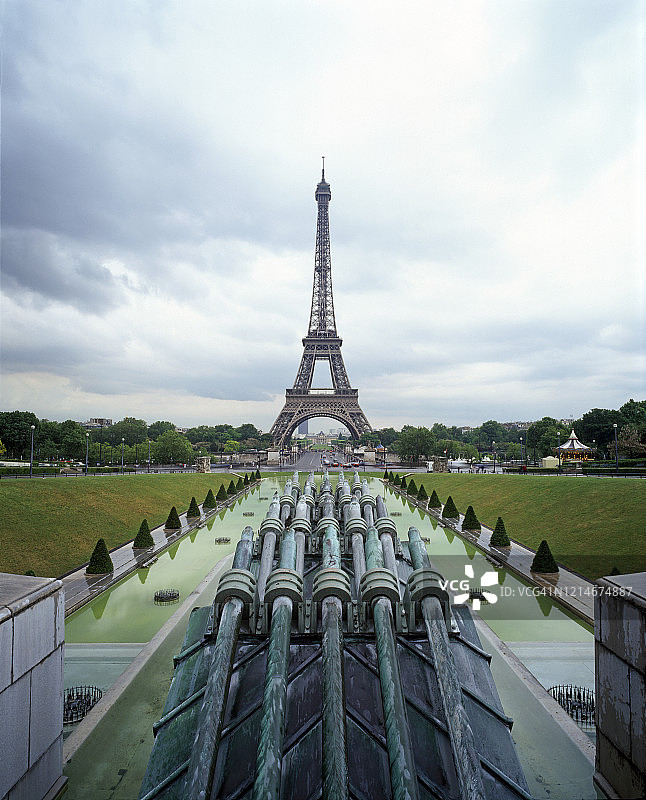 阴天下的埃菲尔铁塔图片素材