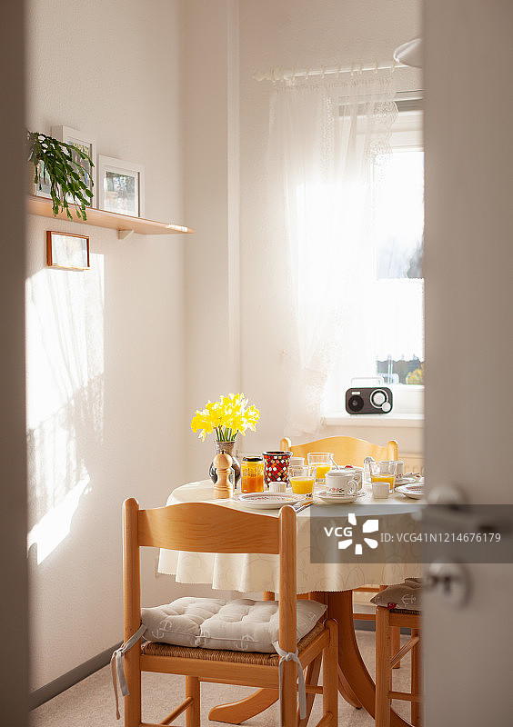 透过厨房门看到的阳光明媚的早餐桌图片素材