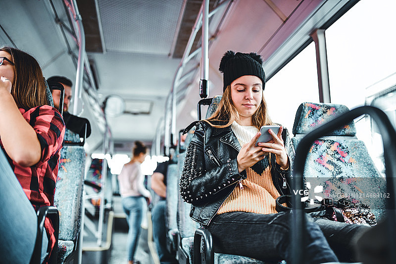 公交车上，各行其是图片素材
