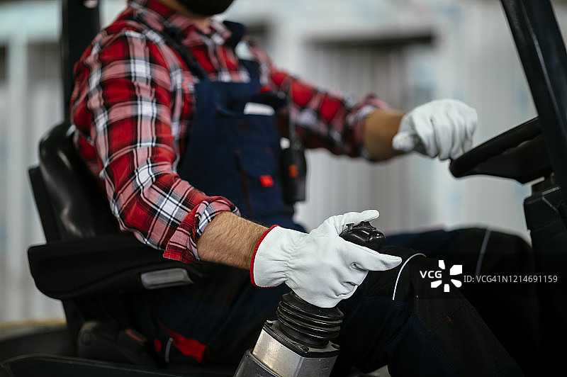 工人驾驶叉车（库存照片）图片素材