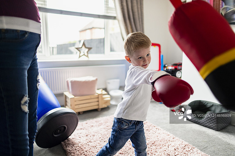 挥棒一击！图片素材
