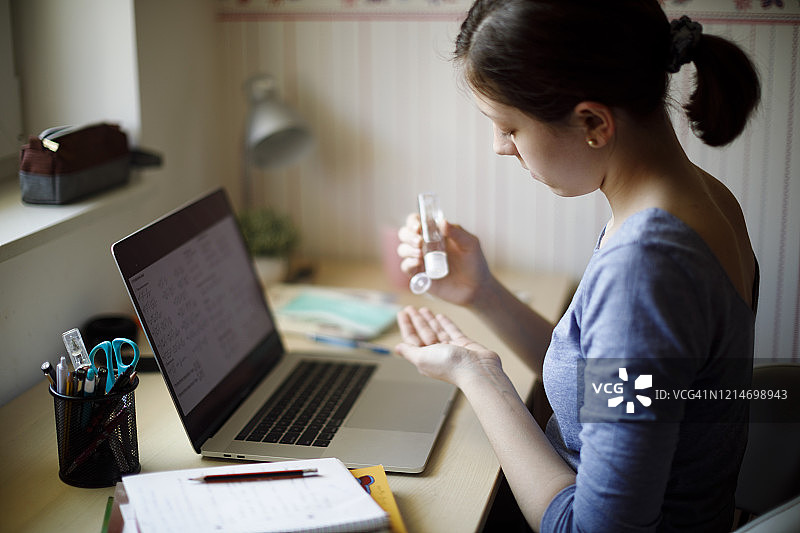 疫情期间少女注意手部卫生图片素材