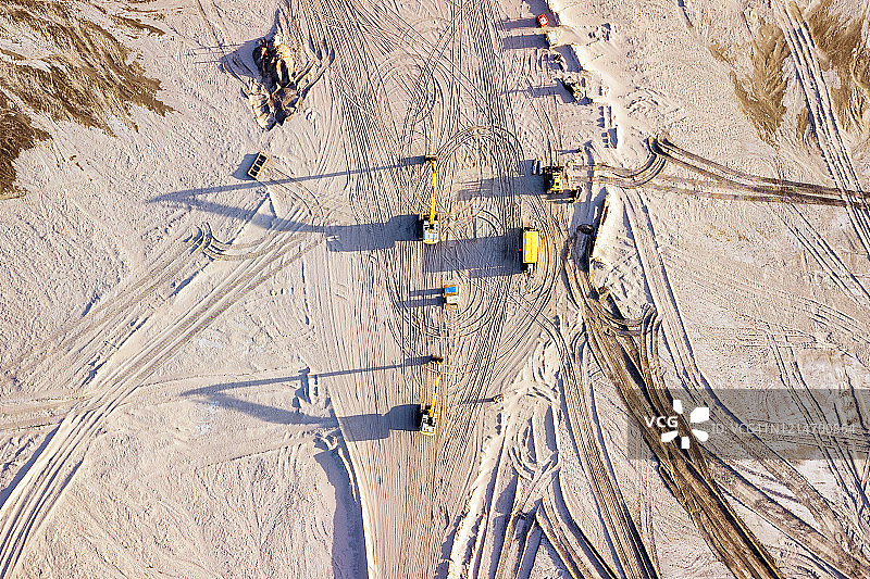 建筑机械长阴影的无人机照片图片素材