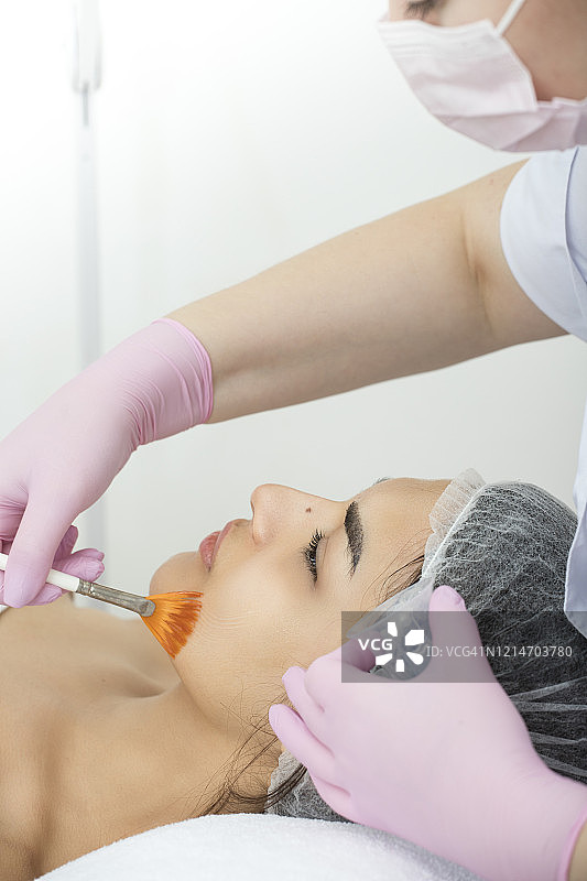 在按摩院里的做美容的女孩图片素材