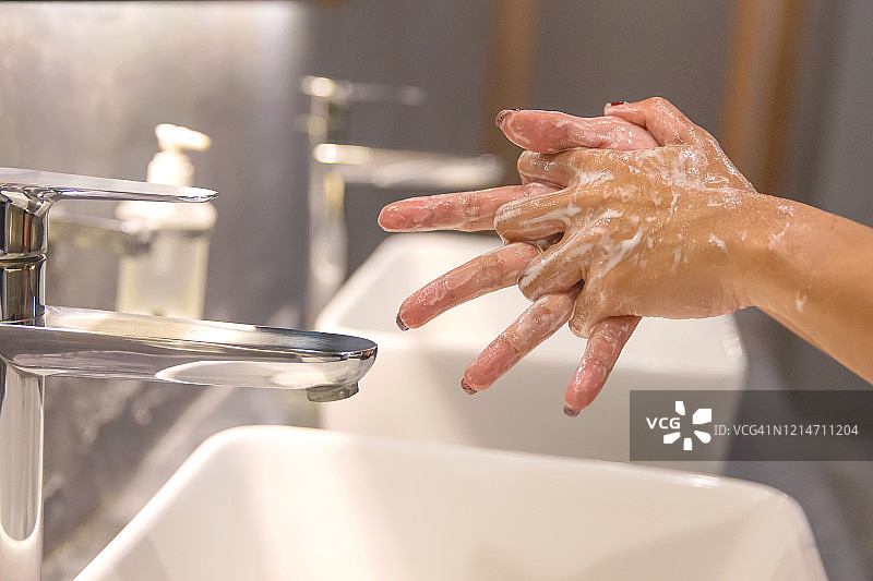 亚洲女孩用肥皂洗手图片素材