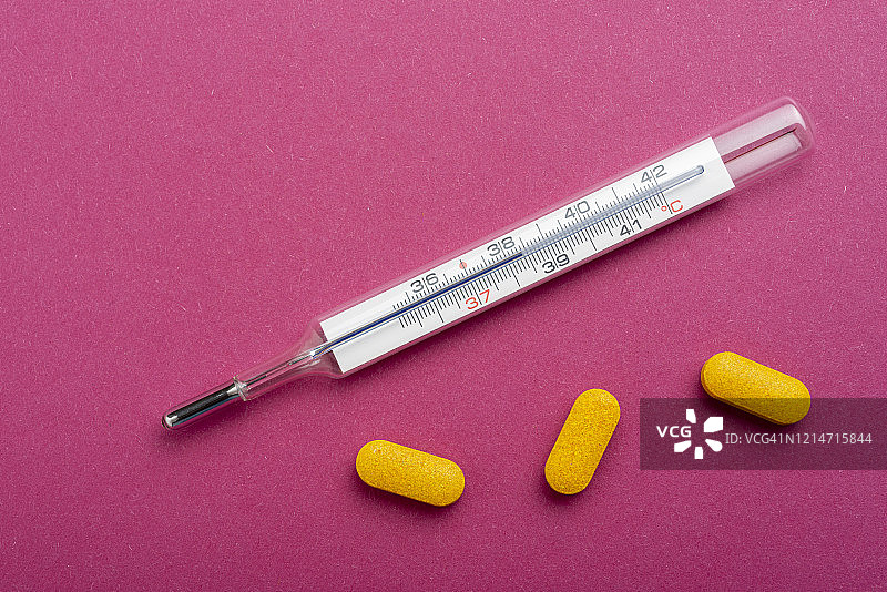 模拟温度计和黄色药片图片素材