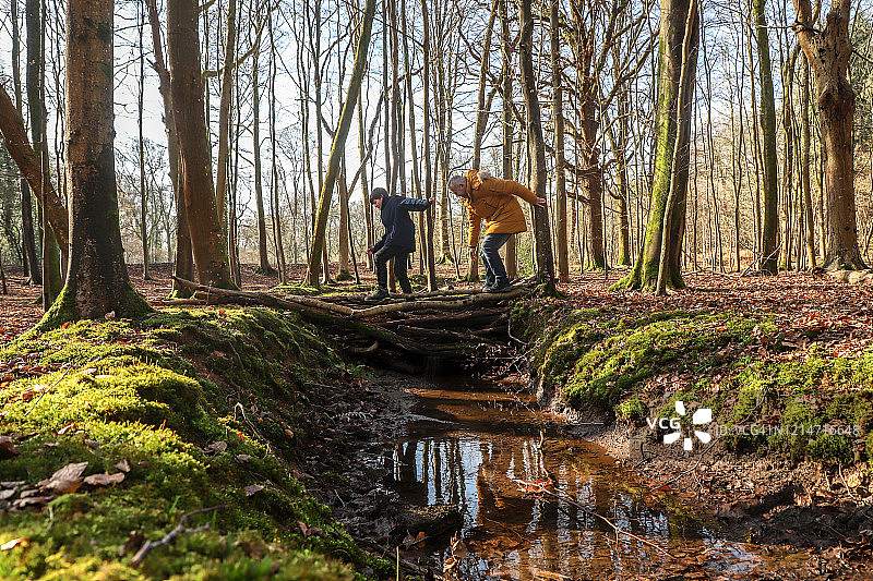 父子俩过小溪图片素材