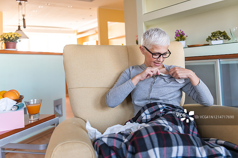 患流感的老年妇女图片素材