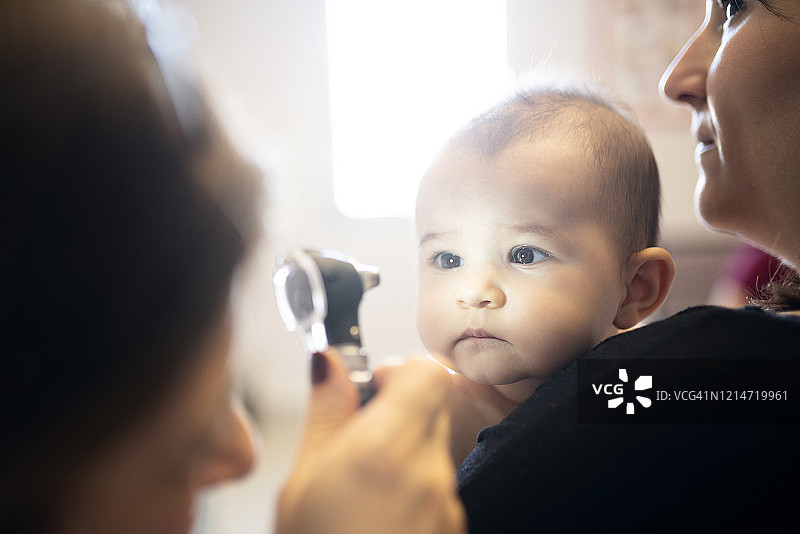 婴儿和她的医生图片素材