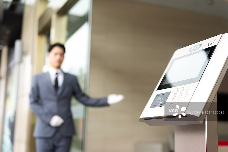 钥匙卡和数字门锁图片素材