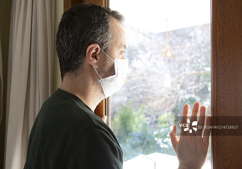 居家隔离的男人图片素材